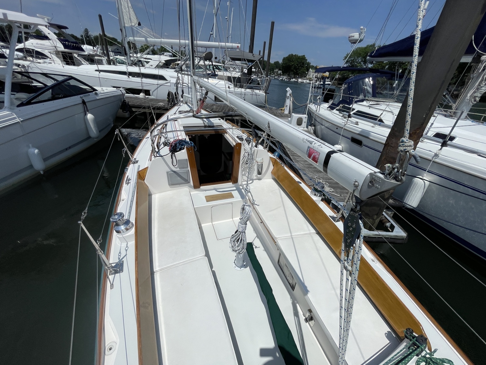 Water Music 28ft Alerion Yacht For Sale