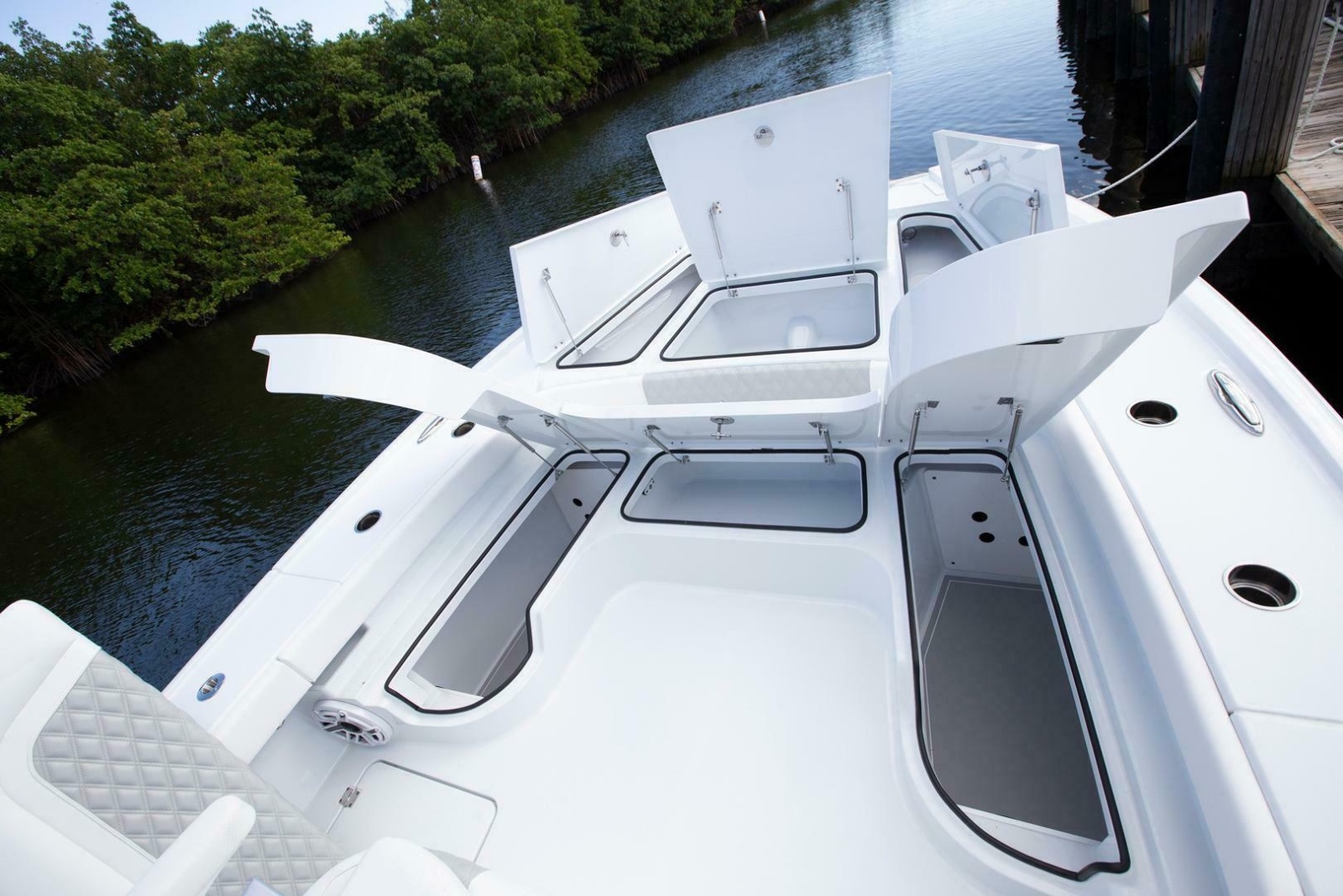 2023 Freeman 28 Bay Hybrid