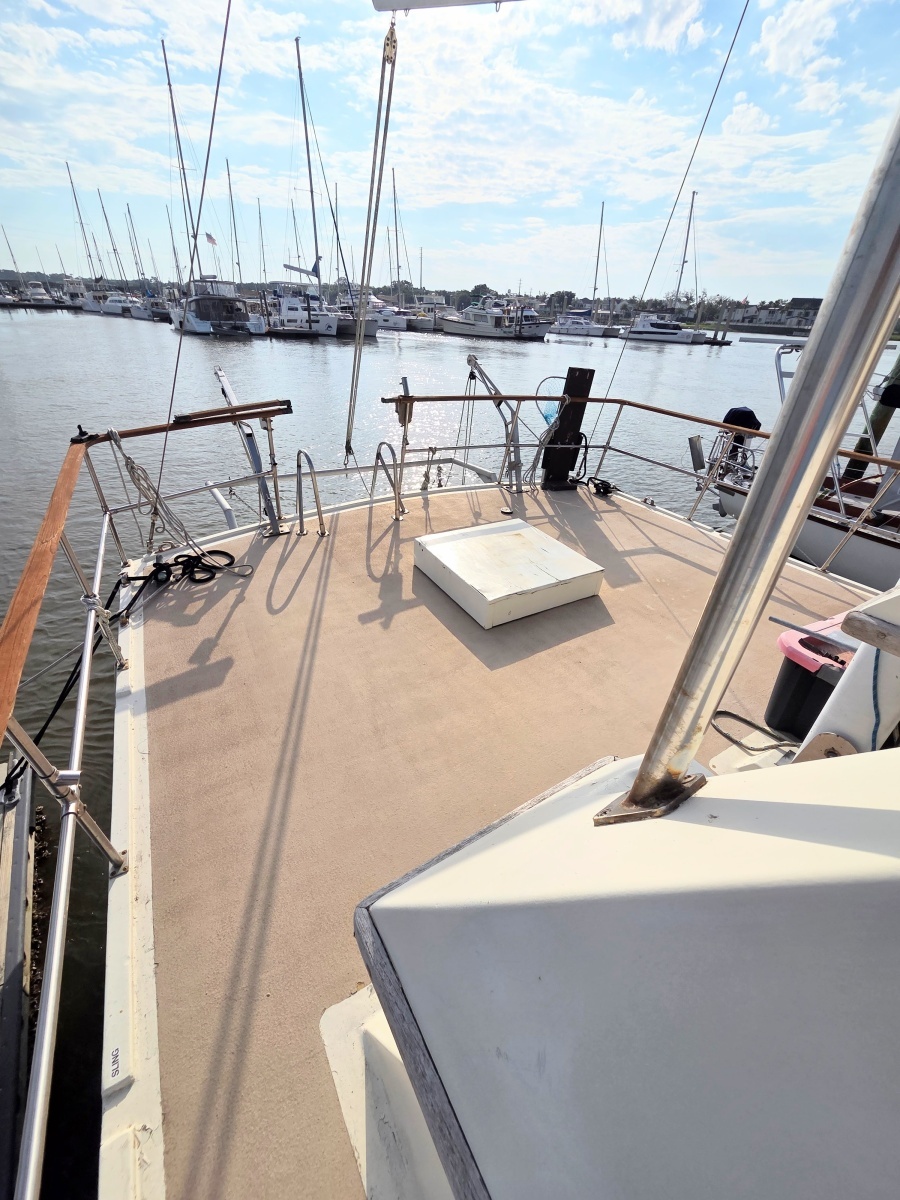 1982 C & L Sea Ranger Sundeck 39
