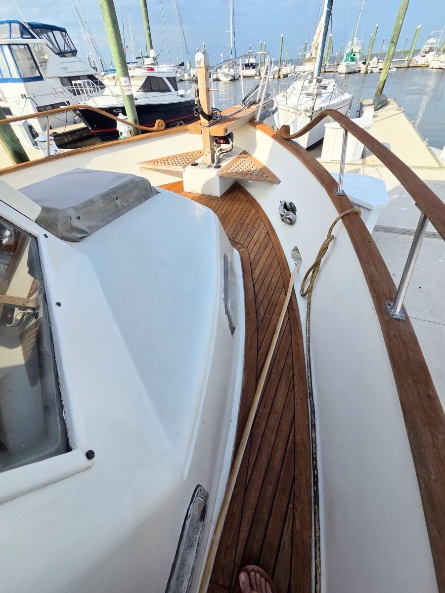 1982 C & L Sea Ranger Sundeck 39