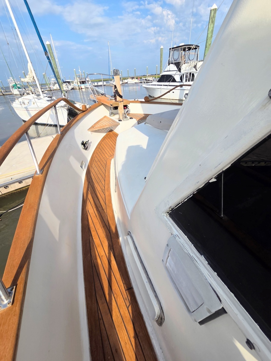 1982 C & L Sea Ranger Sundeck 39