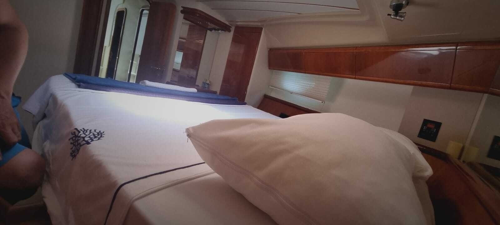 2001 Ferretti Yachts 