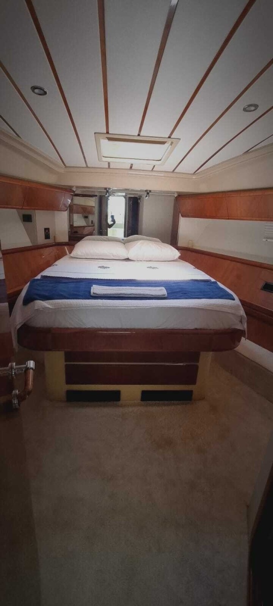 2001 Ferretti Yachts 