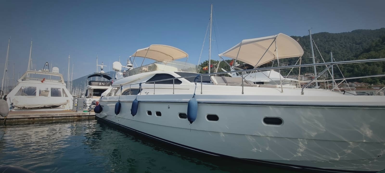 2001 Ferretti Yachts 
