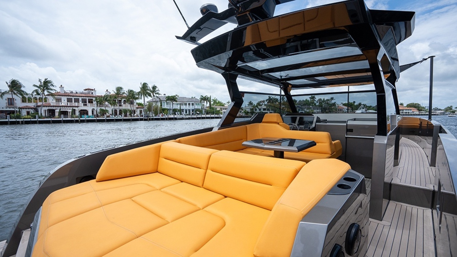 Aft sundeck/cockpit