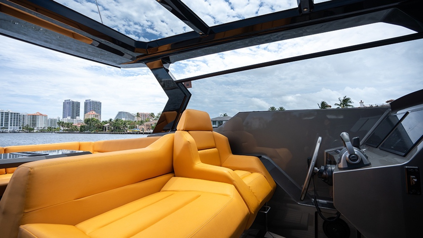 Helm seat