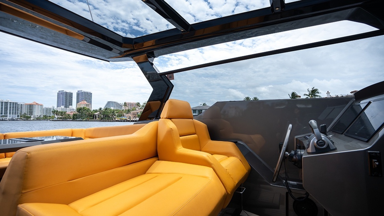 Helm seat