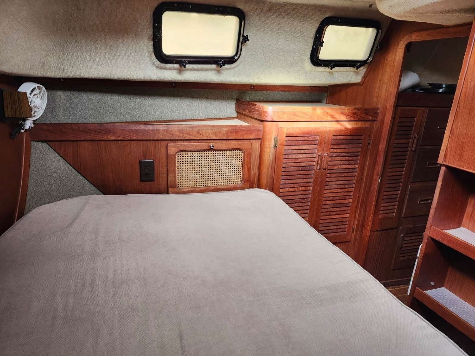 1984 Viking Aft Cabin Motor yacht