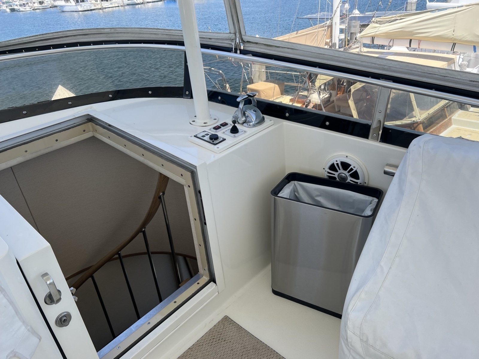 Flybridge hatsch
