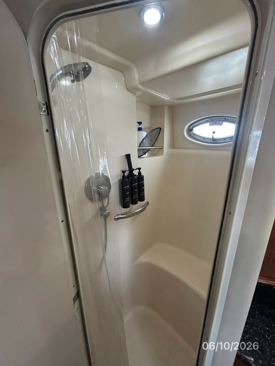 39' Sea Ray master stateroom shower