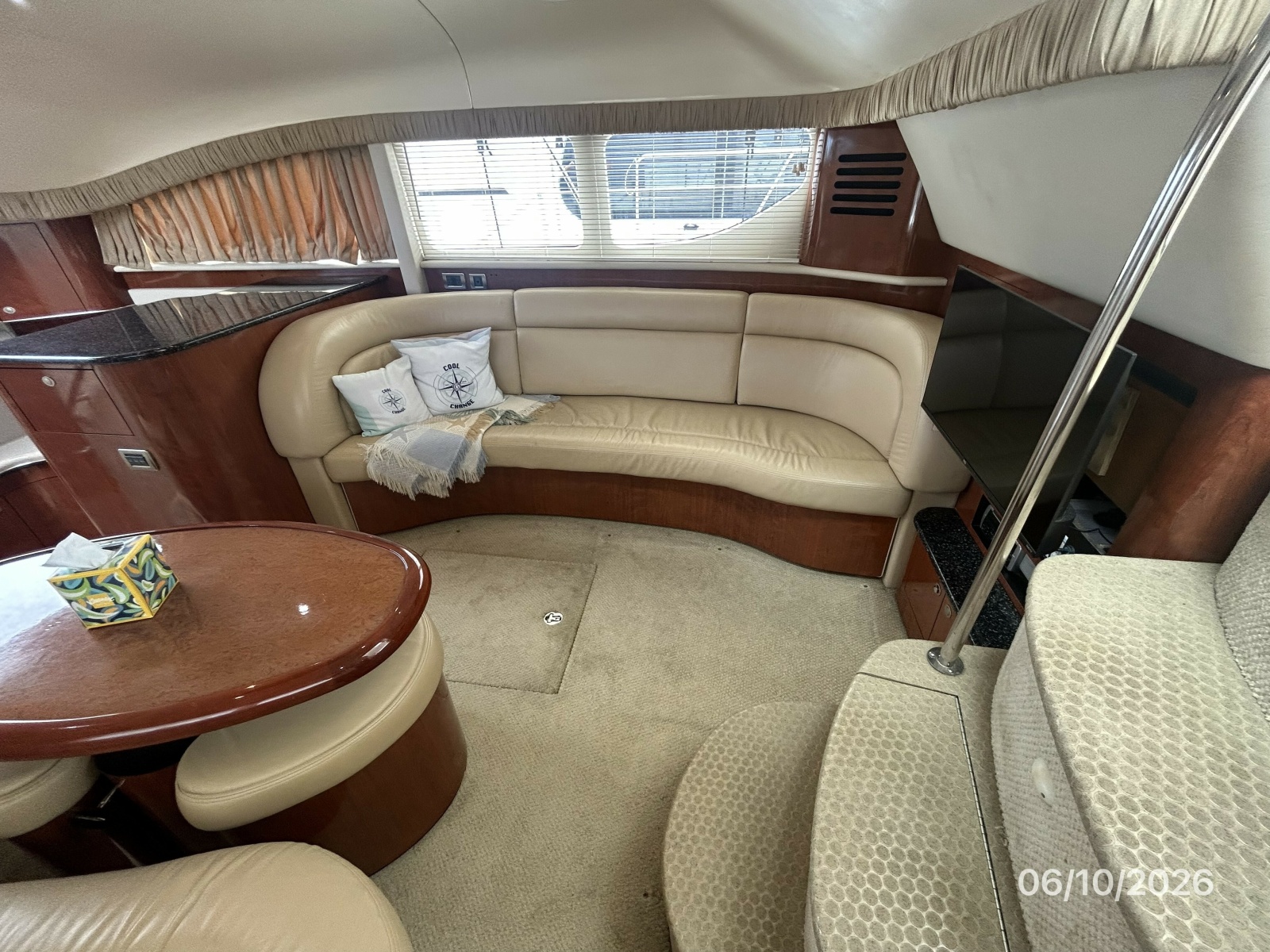 39' Sea Ray salon starboard