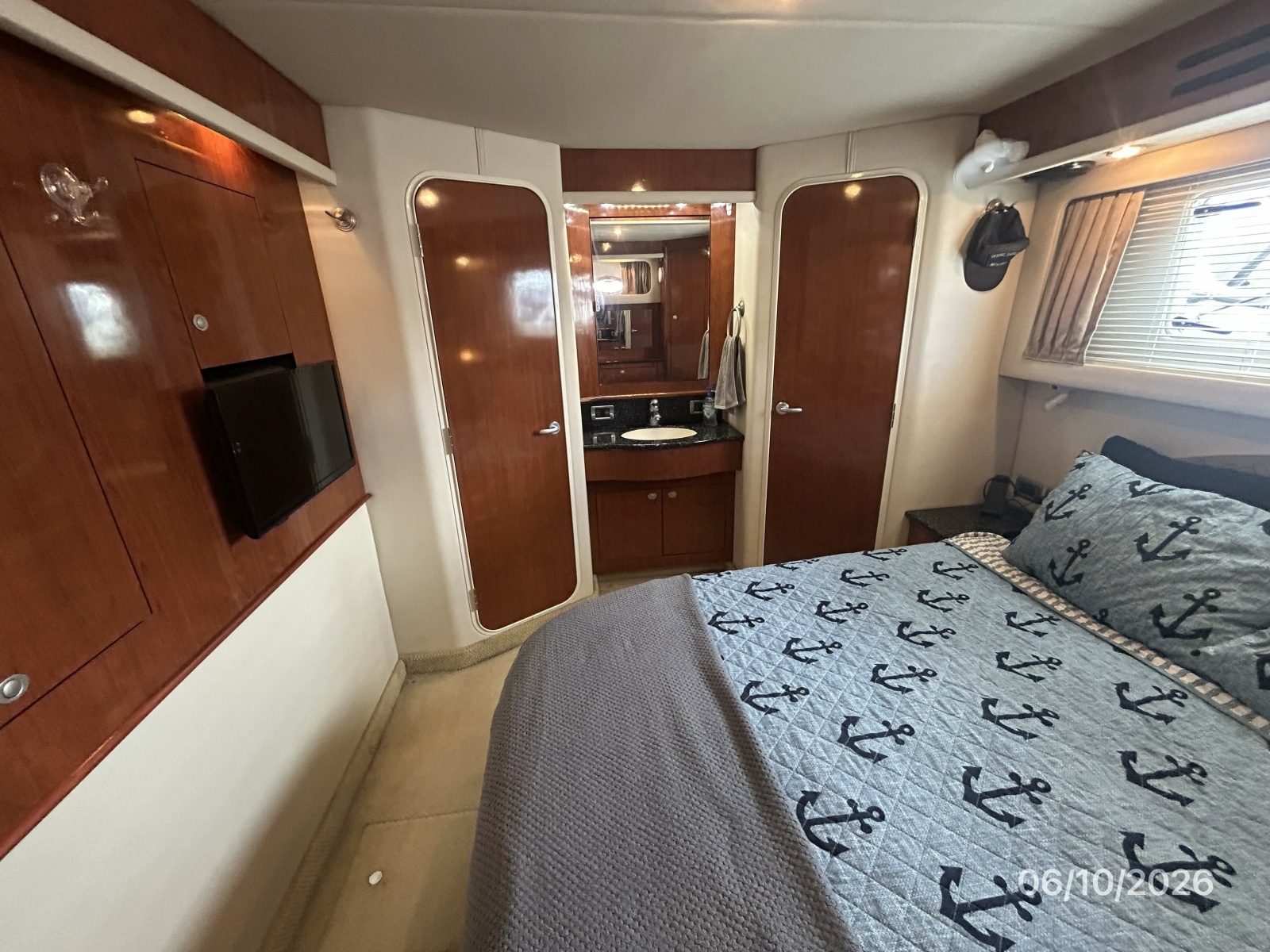 39' Sea Ray master stateroom starboard