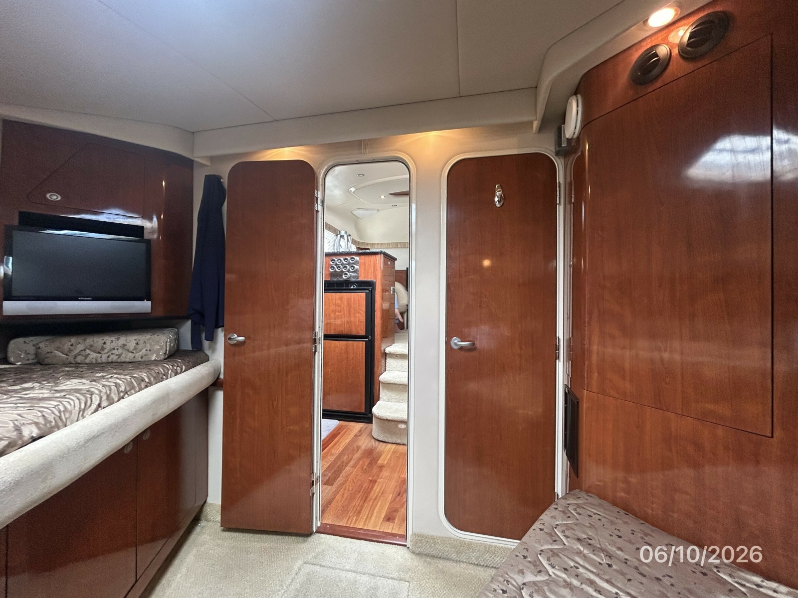 39' Sea Ray guest stateroom aft