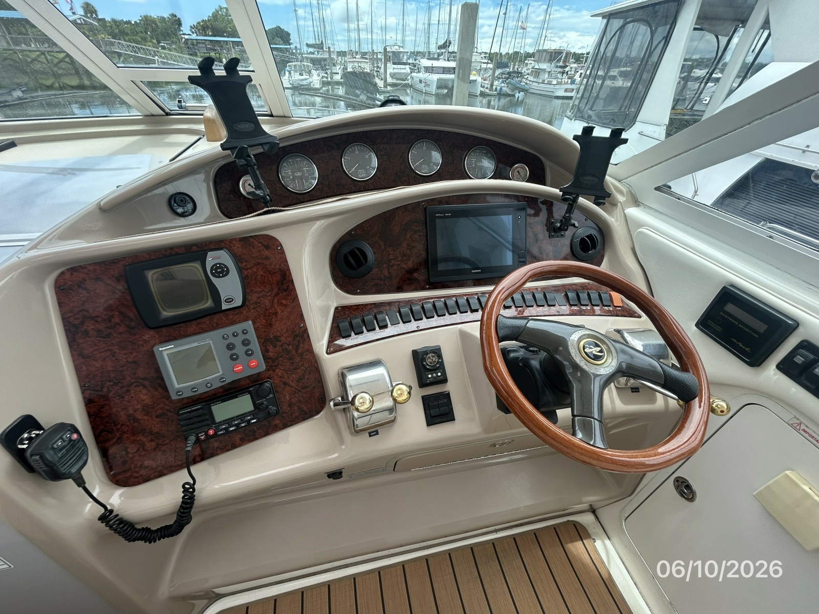 39' Sea Ray helm3
