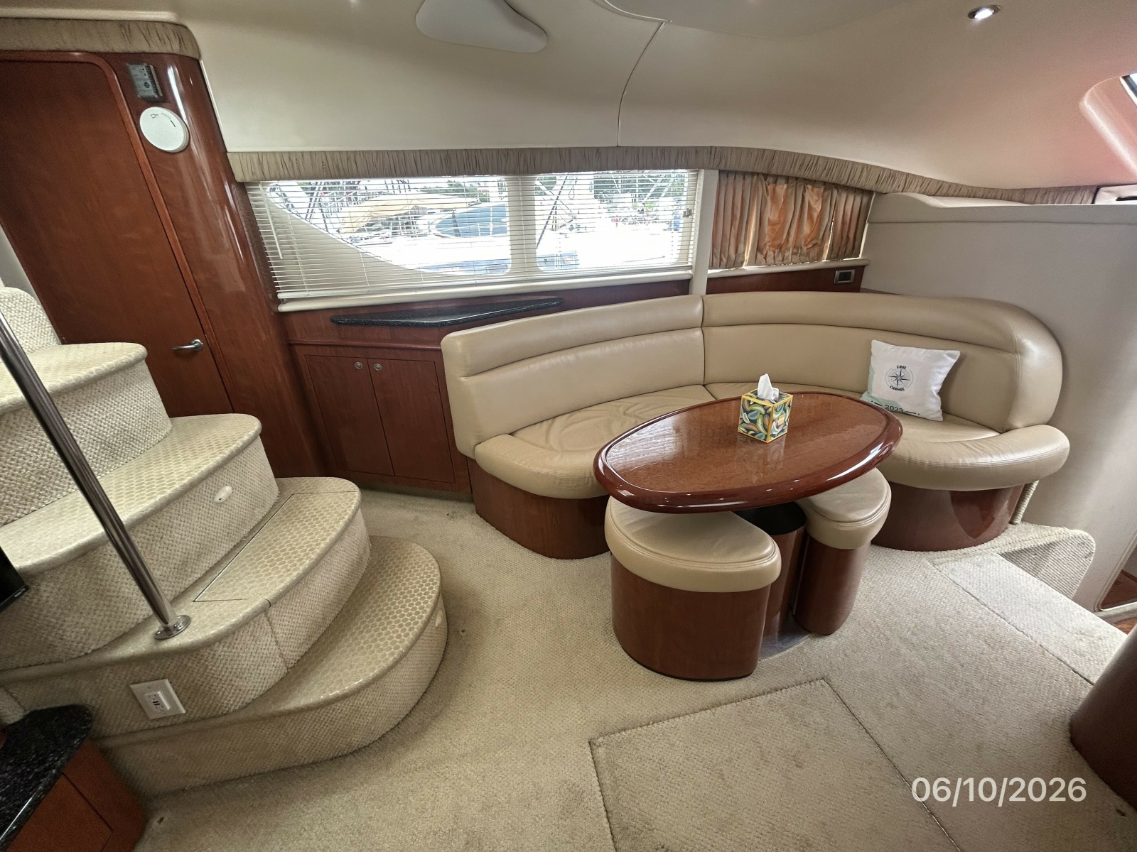39' Sea Ray salon port
