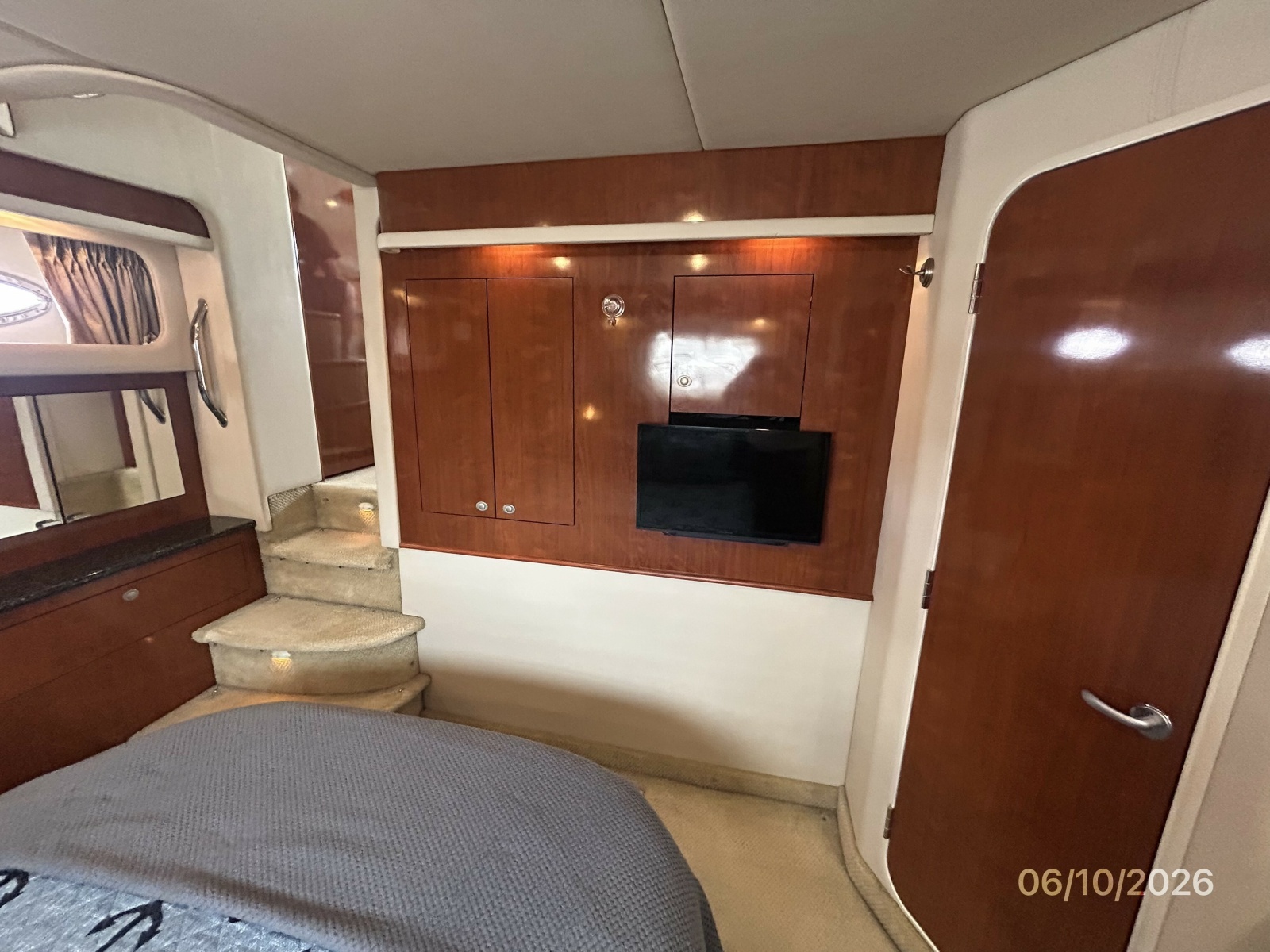 39' Sea Ray master stateroom forward