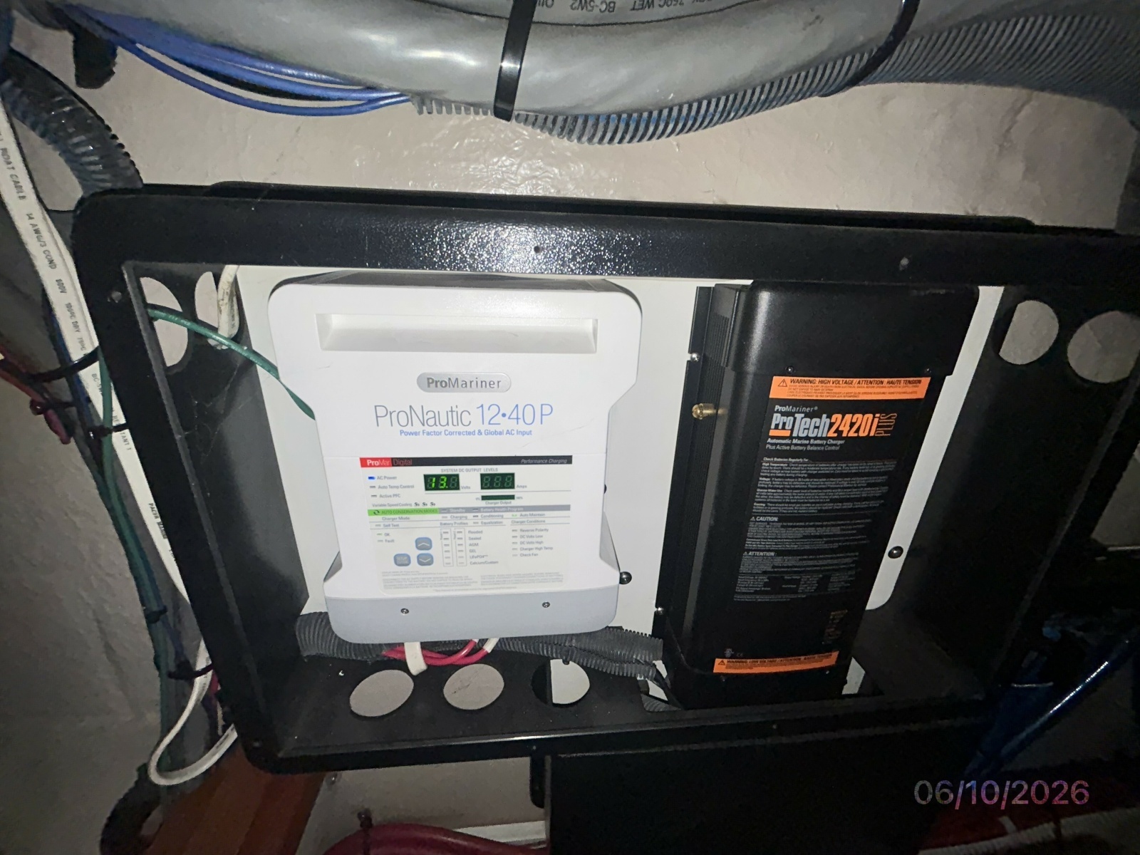 39' Sea Ray battery chargers