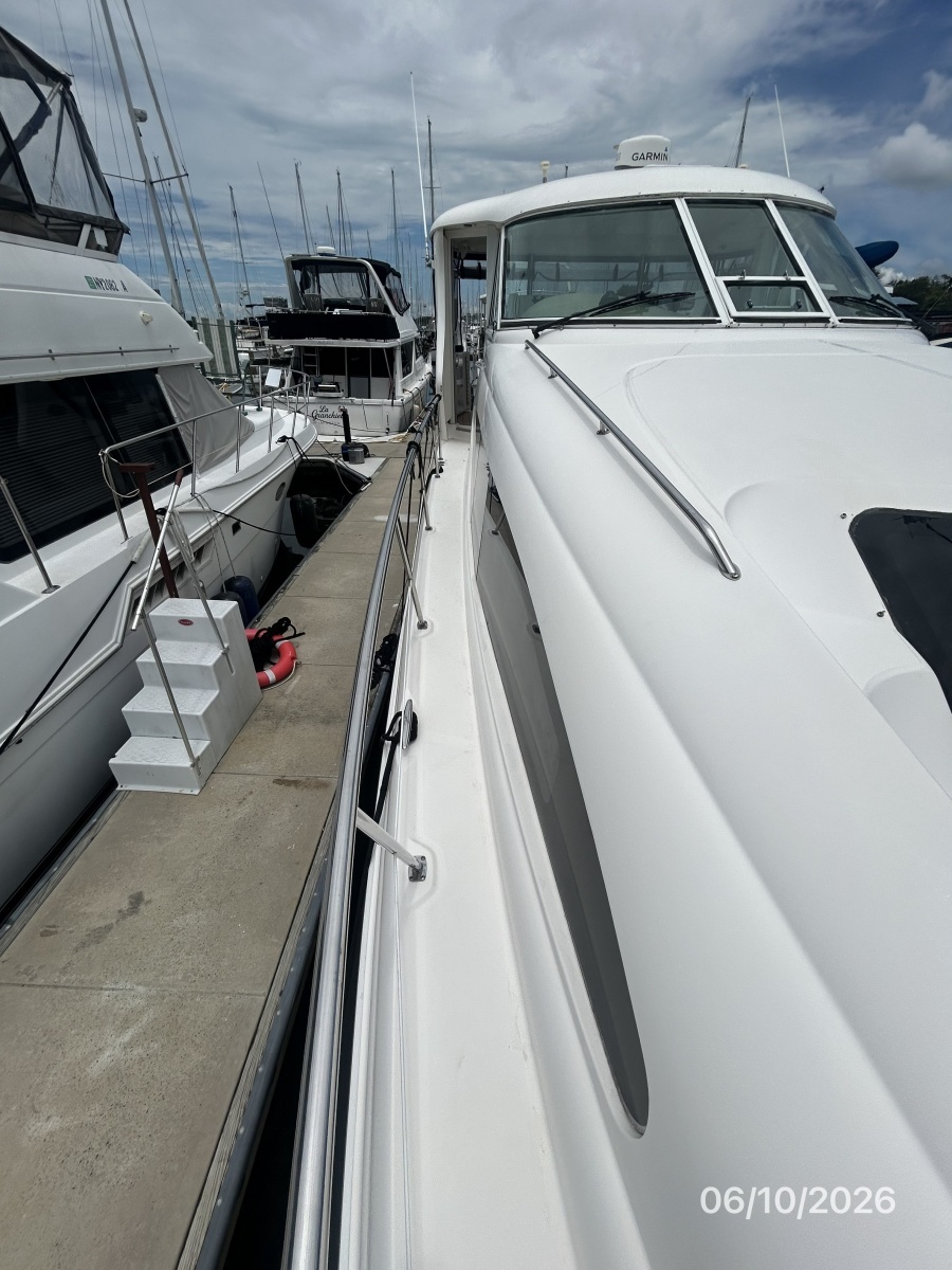 39' Sea Ray starboard side deck1