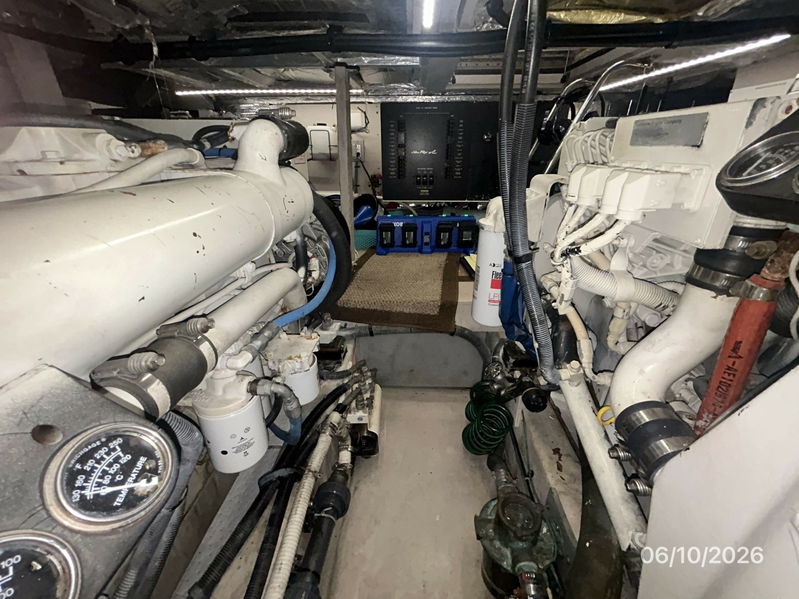 39' Sea Ray engine room forward
