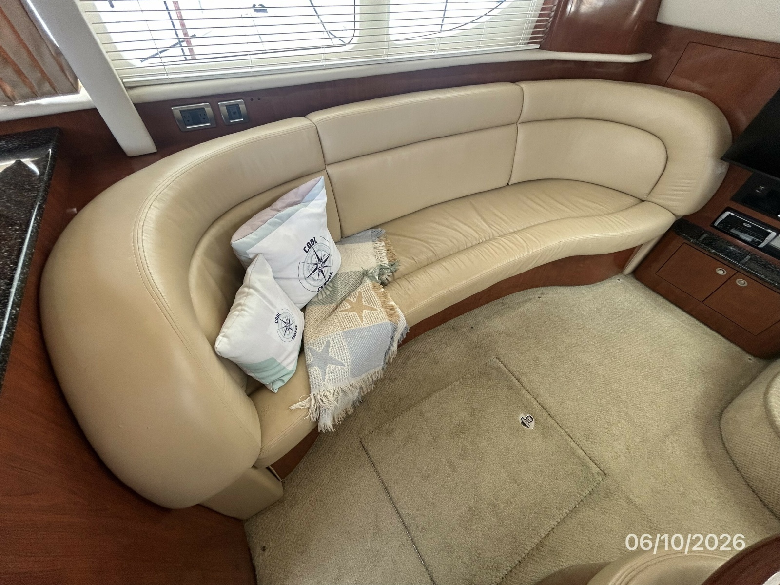 39' Sea Ray salon starboard seating