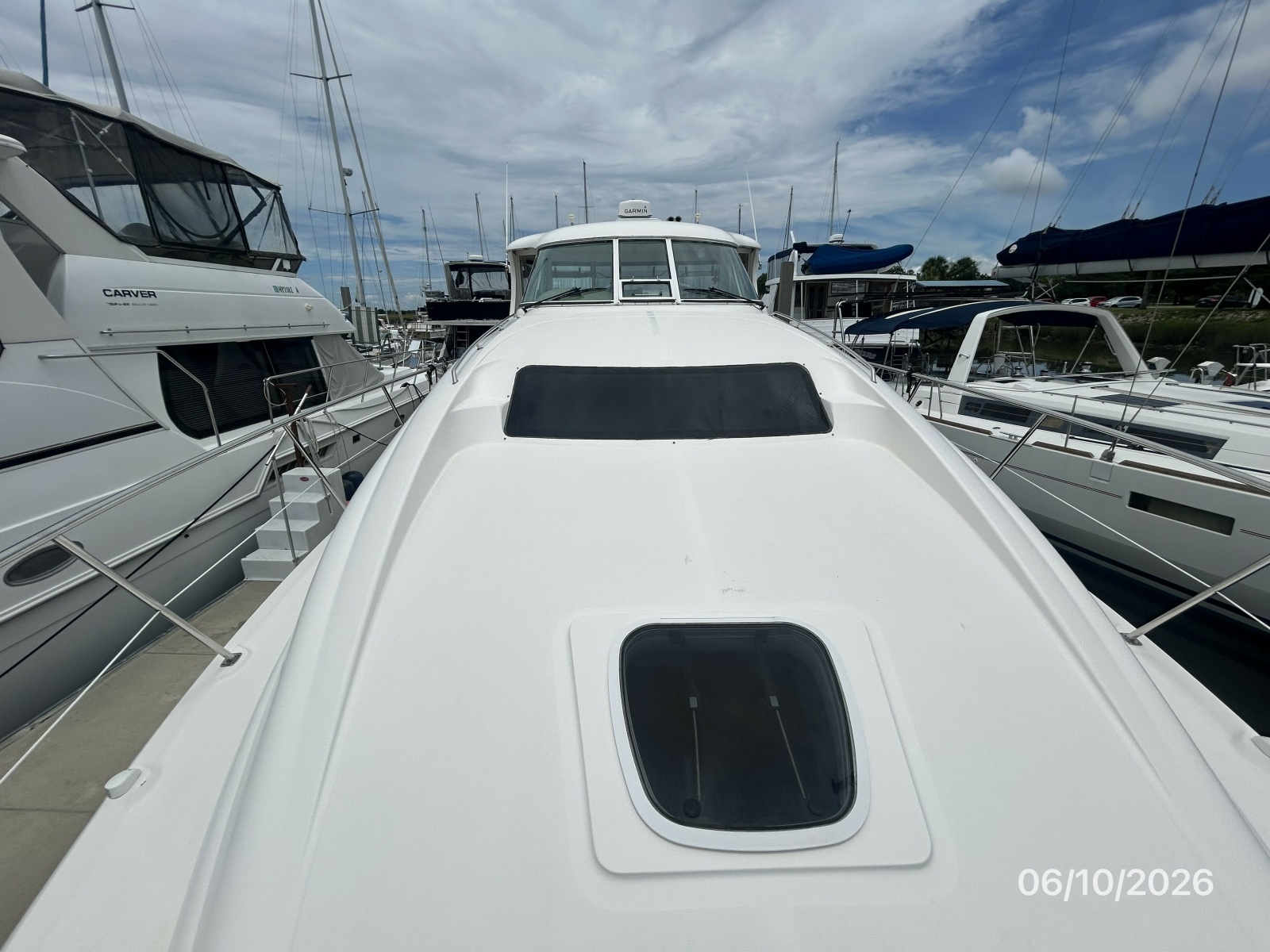 39' Sea Ray foredeck aft