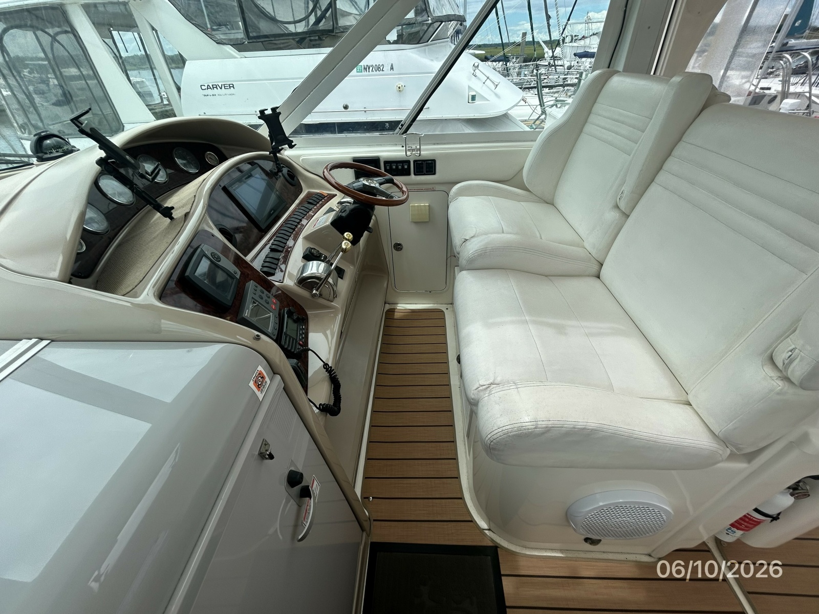39' Sea Ray helm2