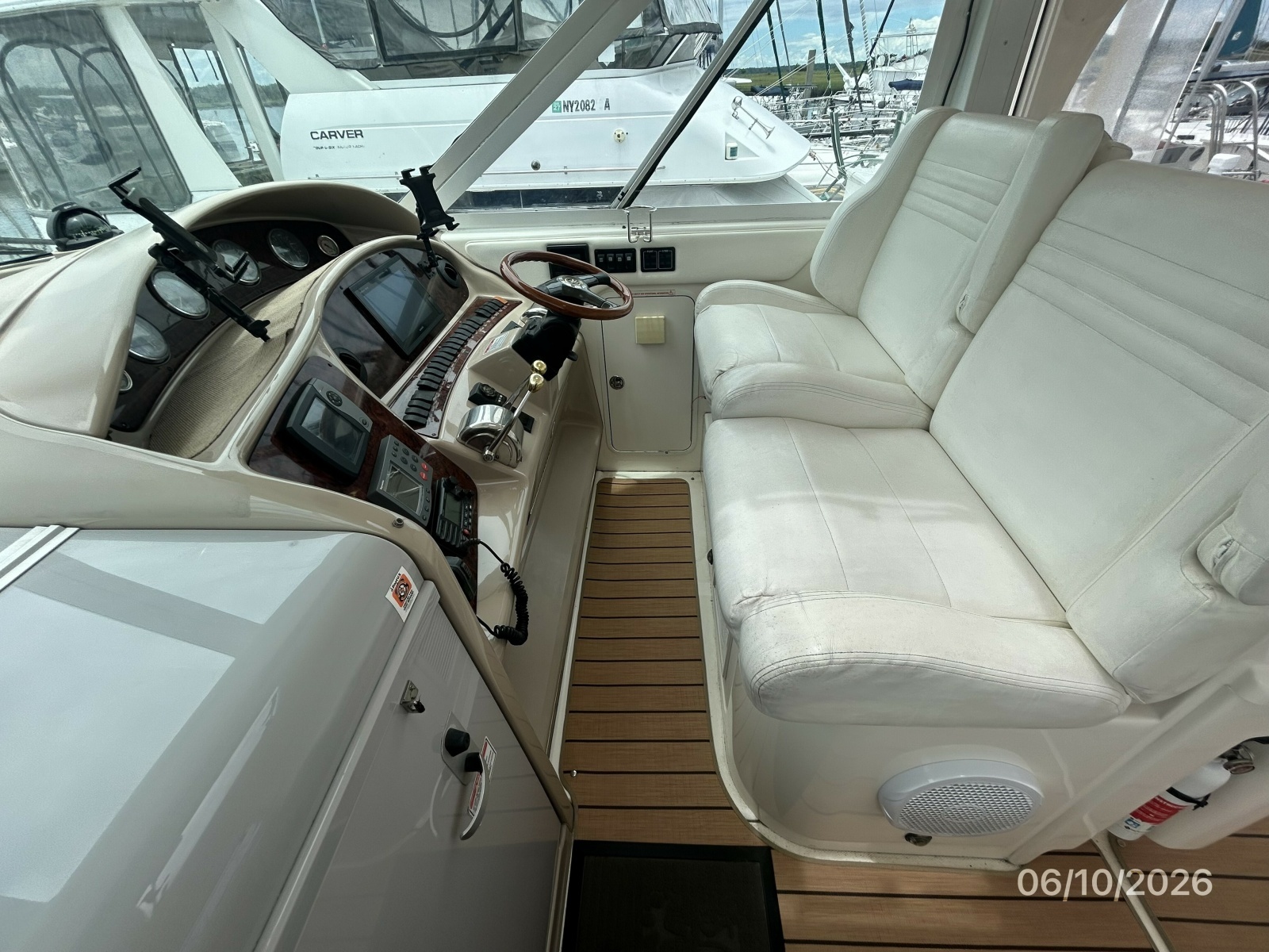 39' Sea Ray helm2