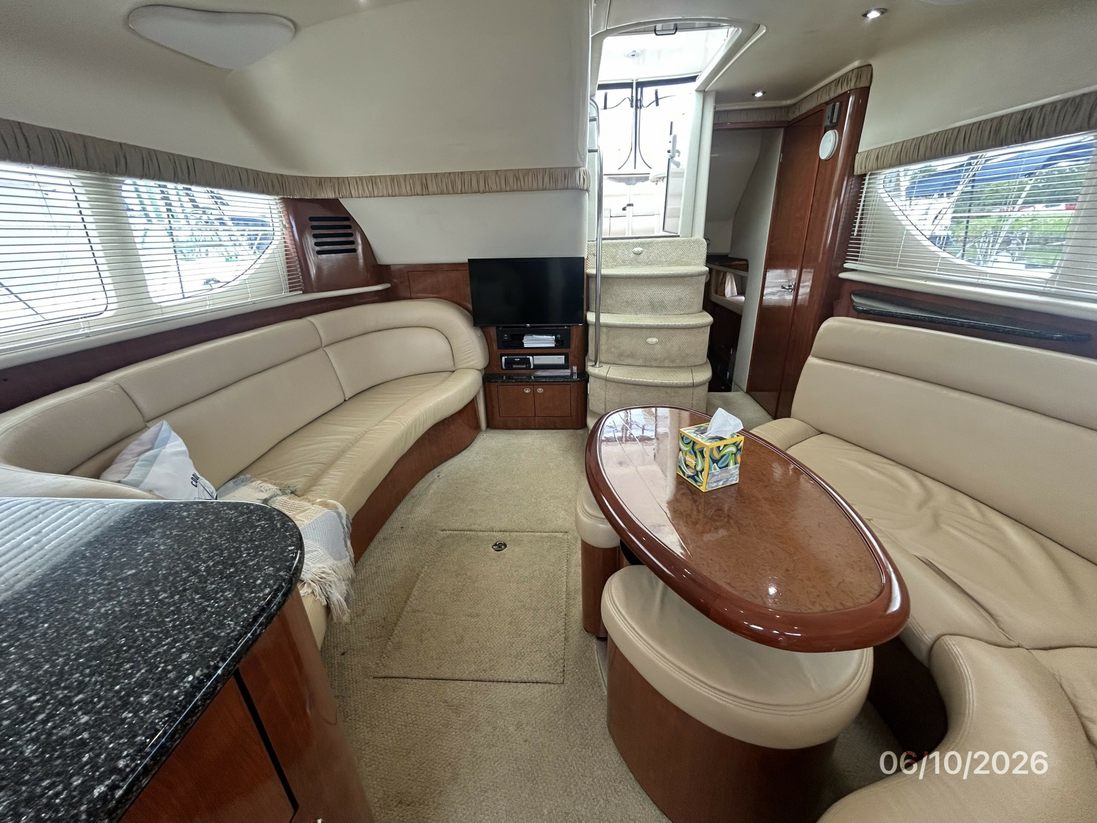 39' Sea Ray salon aft