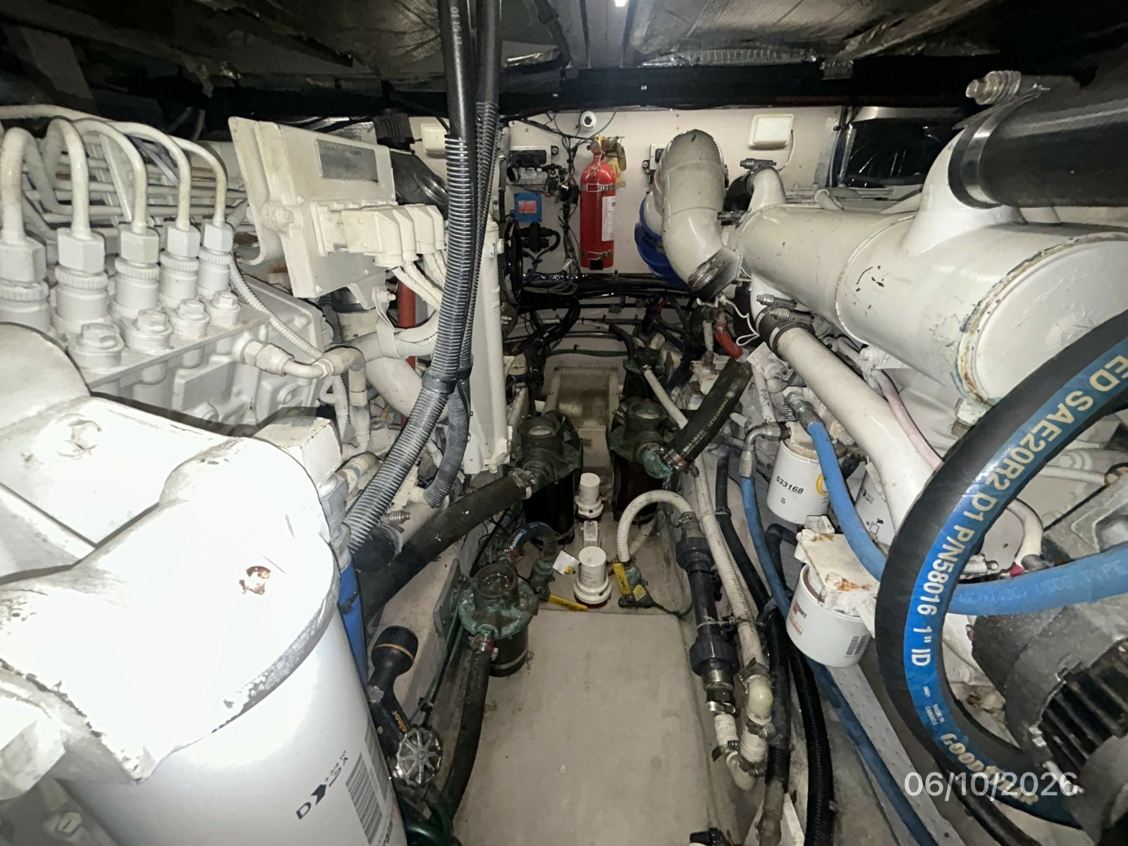 39' Sea Ray engine room aft