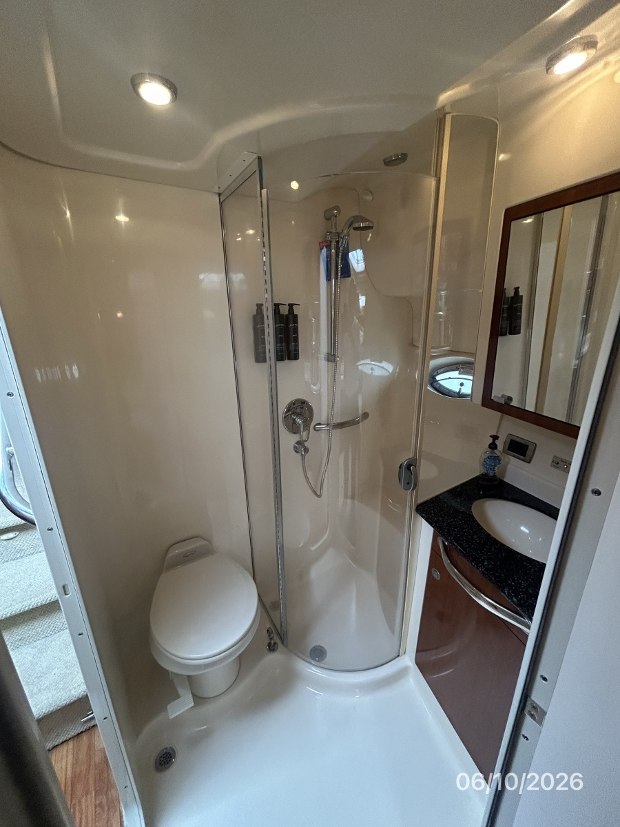 39' Sea Ray guest stateroom head