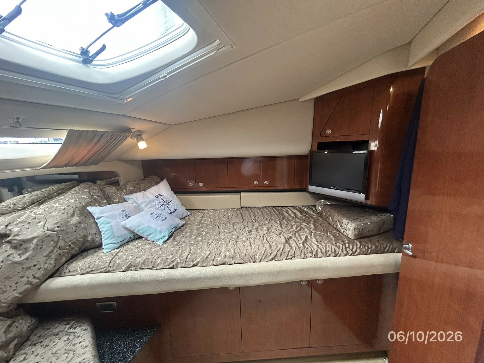 39' Sea Ray guest stateroom starboard
