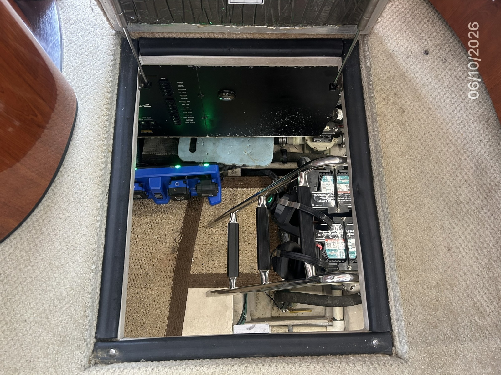 39' Sea Ray engine room access