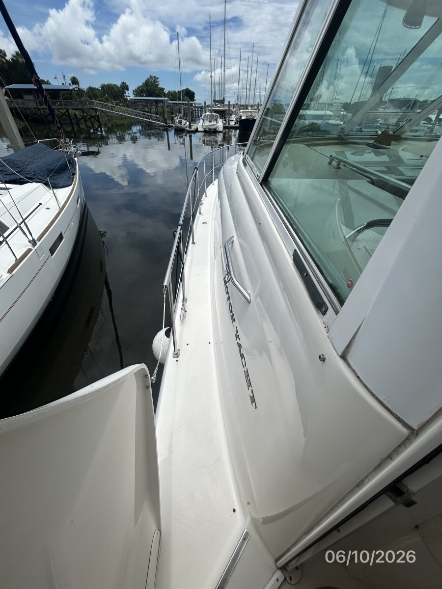 39' Sea Ray port side deck2