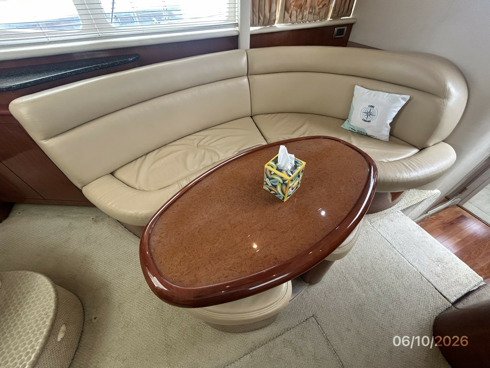 39' Sea Ray salon port seating