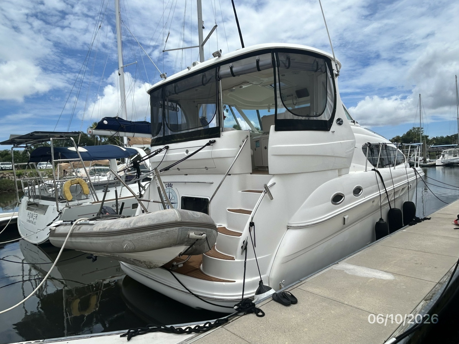39' Sea Ray starboard aft profile