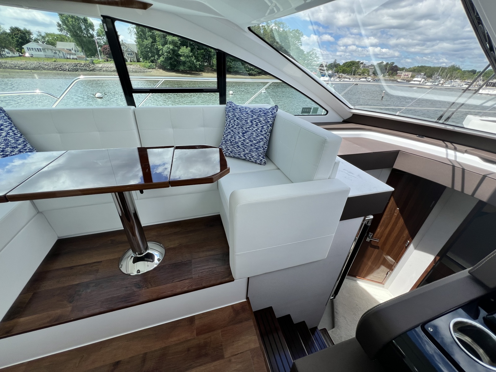 2021 Cruisers Yachts 50 Cantius