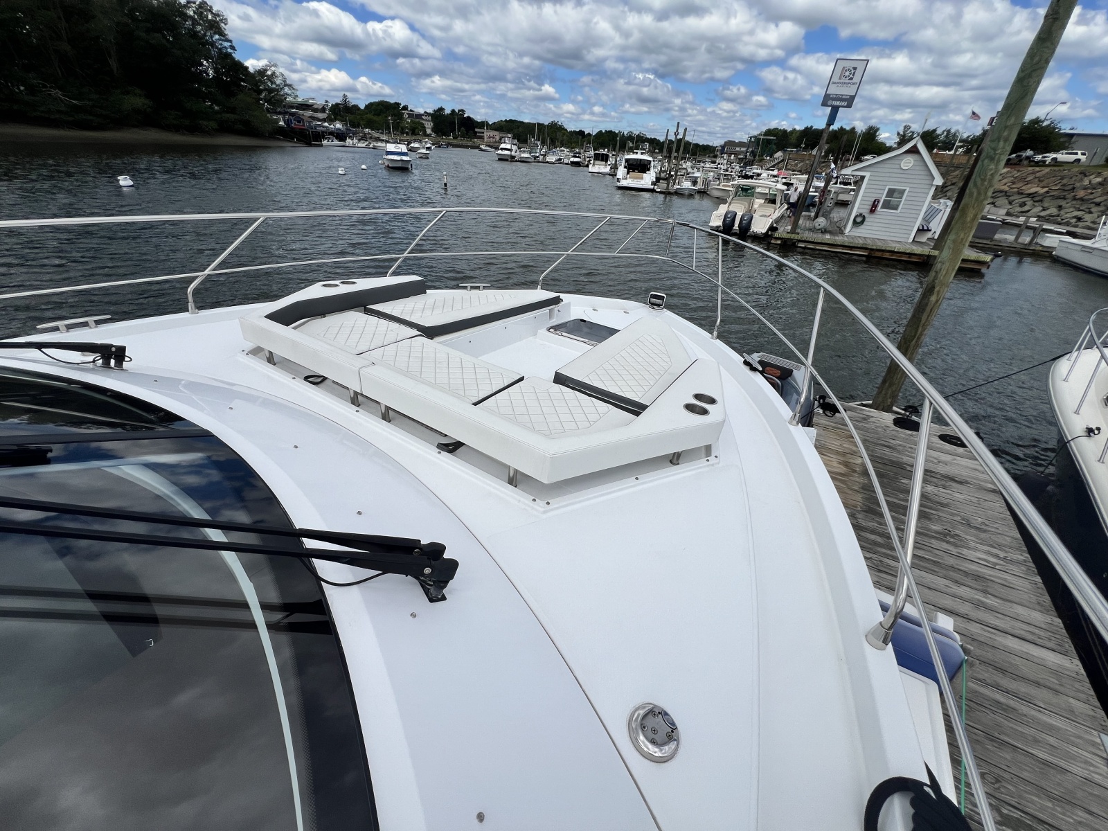 2021 Cruisers Yachts 50 Cantius