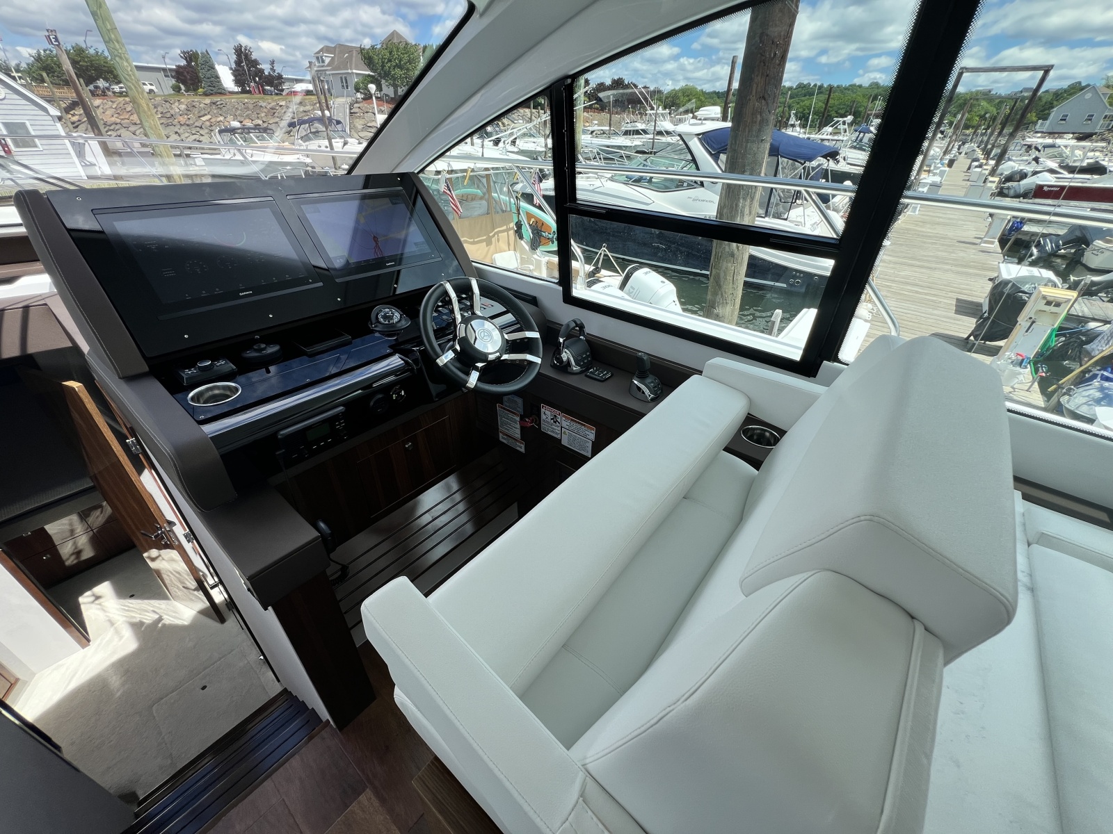 2021 Cruisers Yachts 50 Cantius