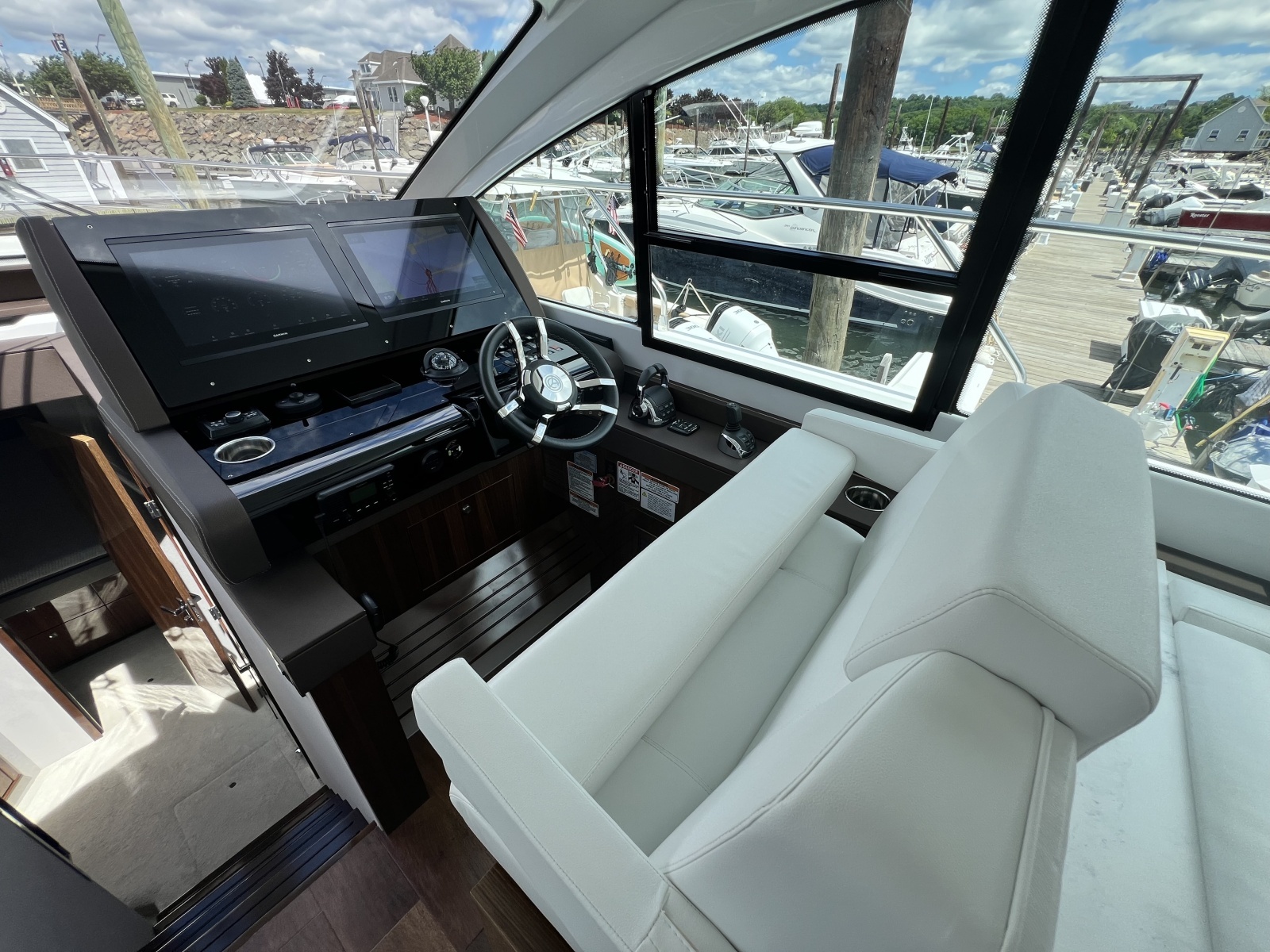 2021 Cruisers Yachts 50 Cantius