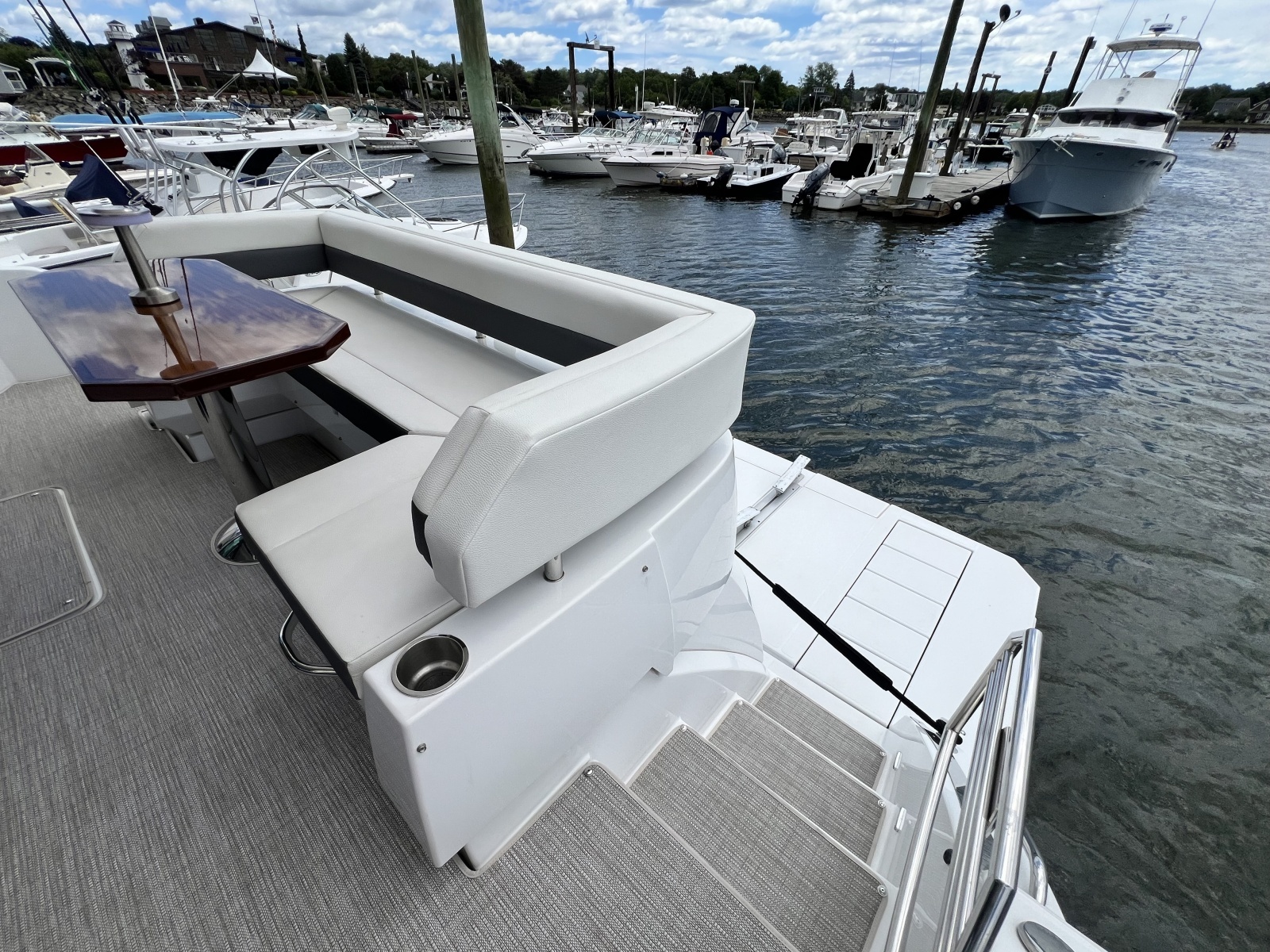 2021 Cruisers Yachts 50 Cantius