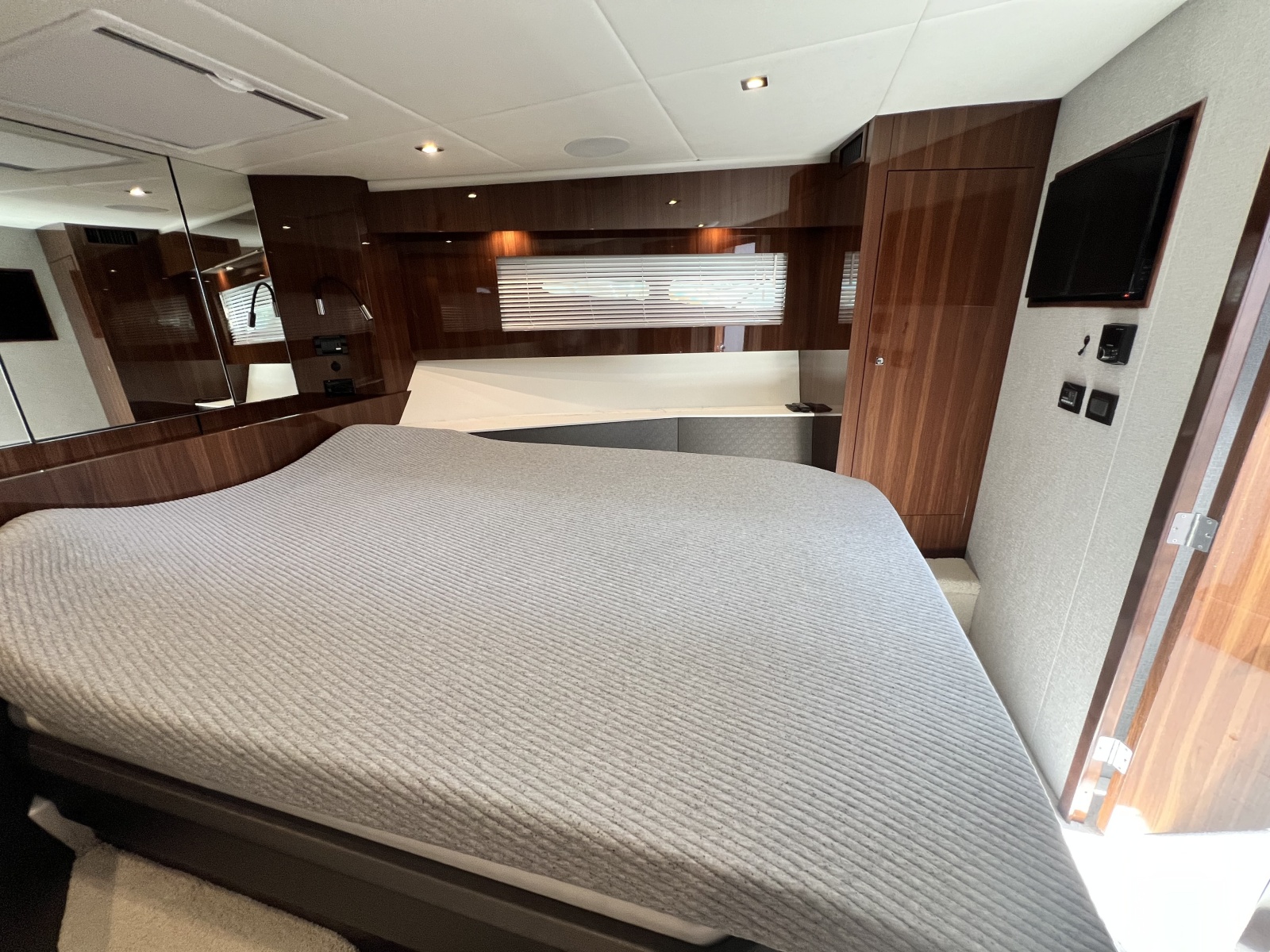 2021 Cruisers Yachts 50 Cantius