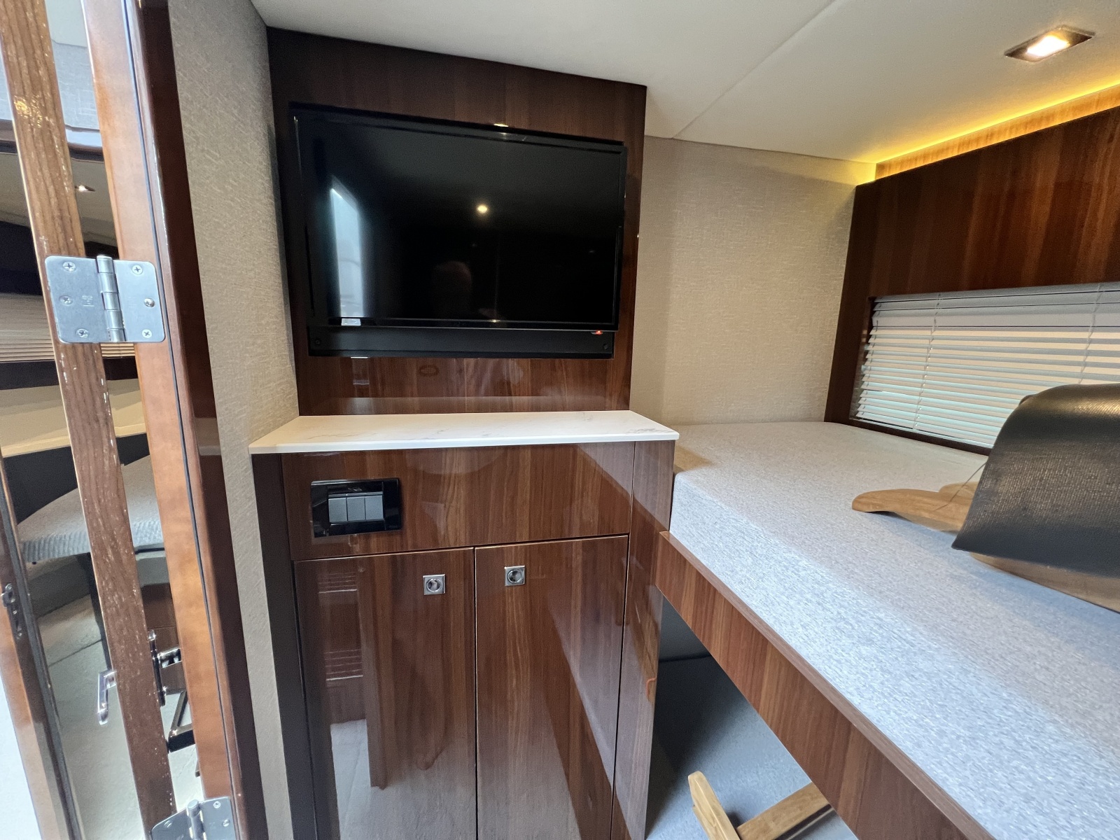 2021 Cruisers Yachts 50 Cantius