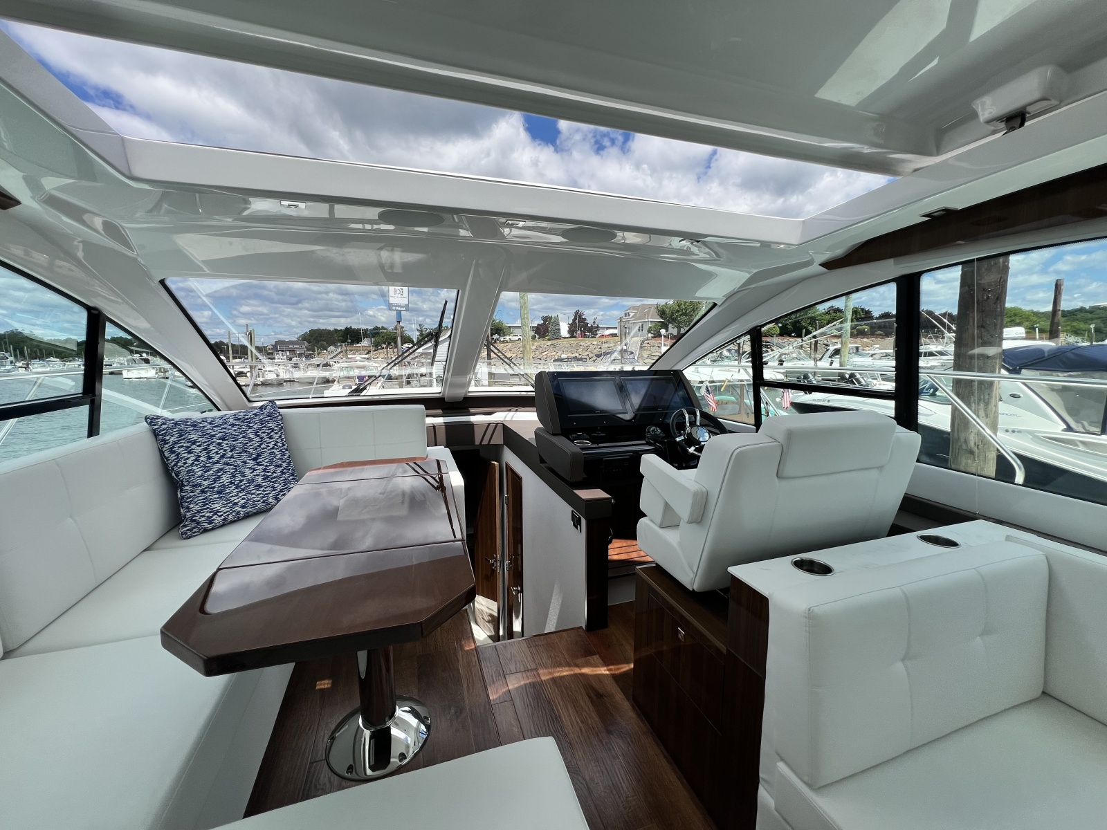 2021 Cruisers Yachts 50 Cantius