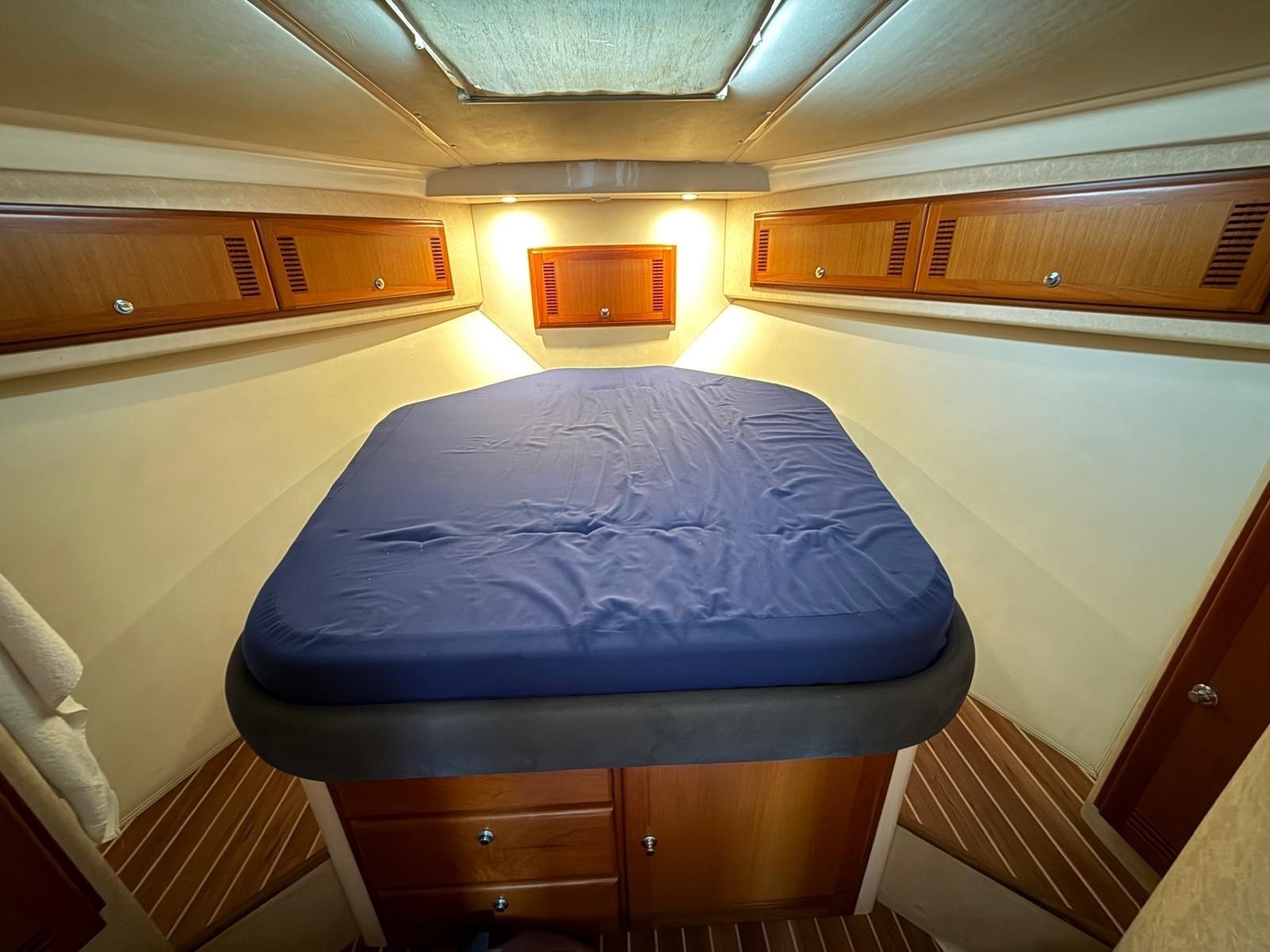 2004 Cabo 35 Flybridge