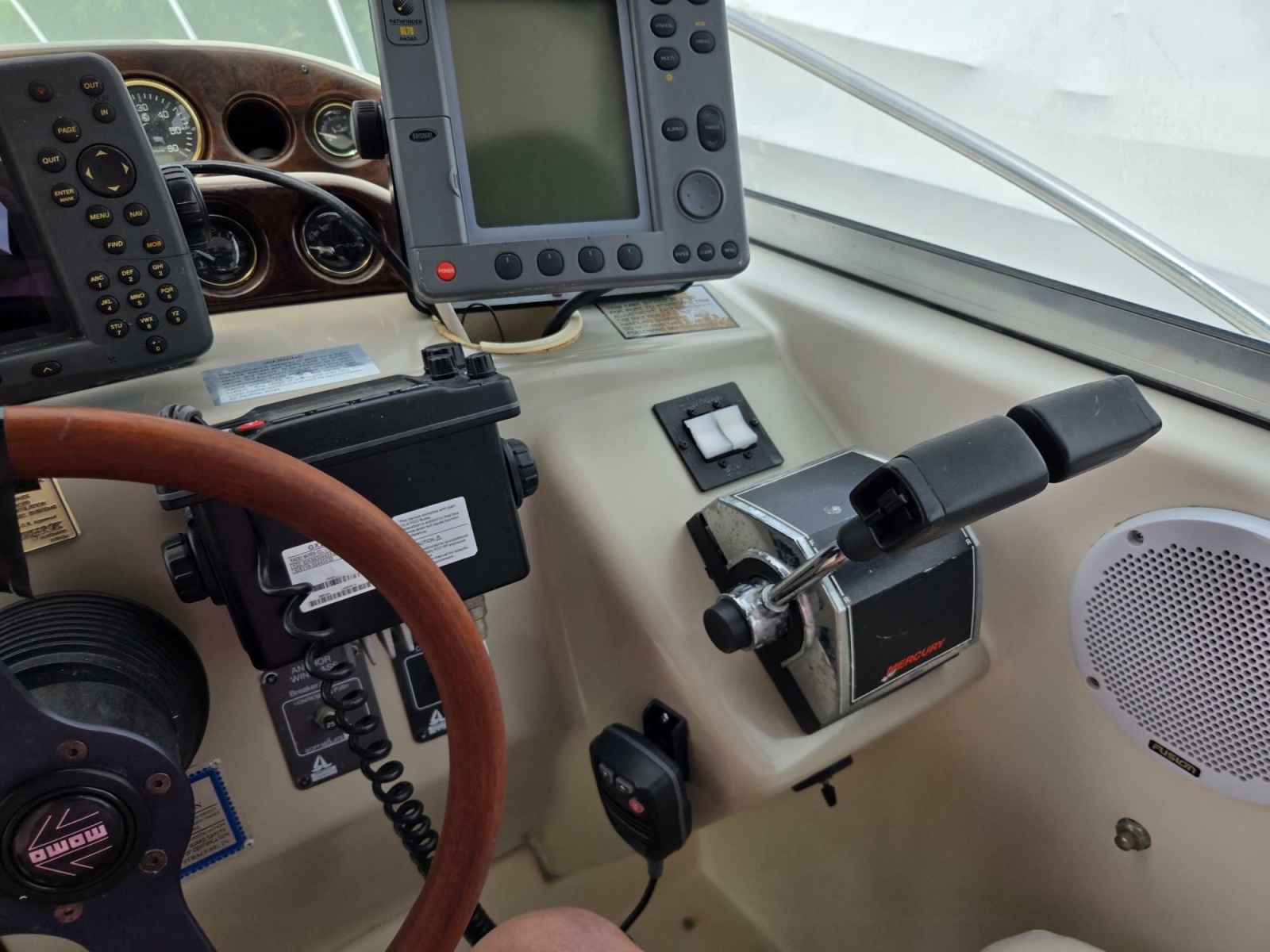 1999 Rinker 330 Fiesta Vee