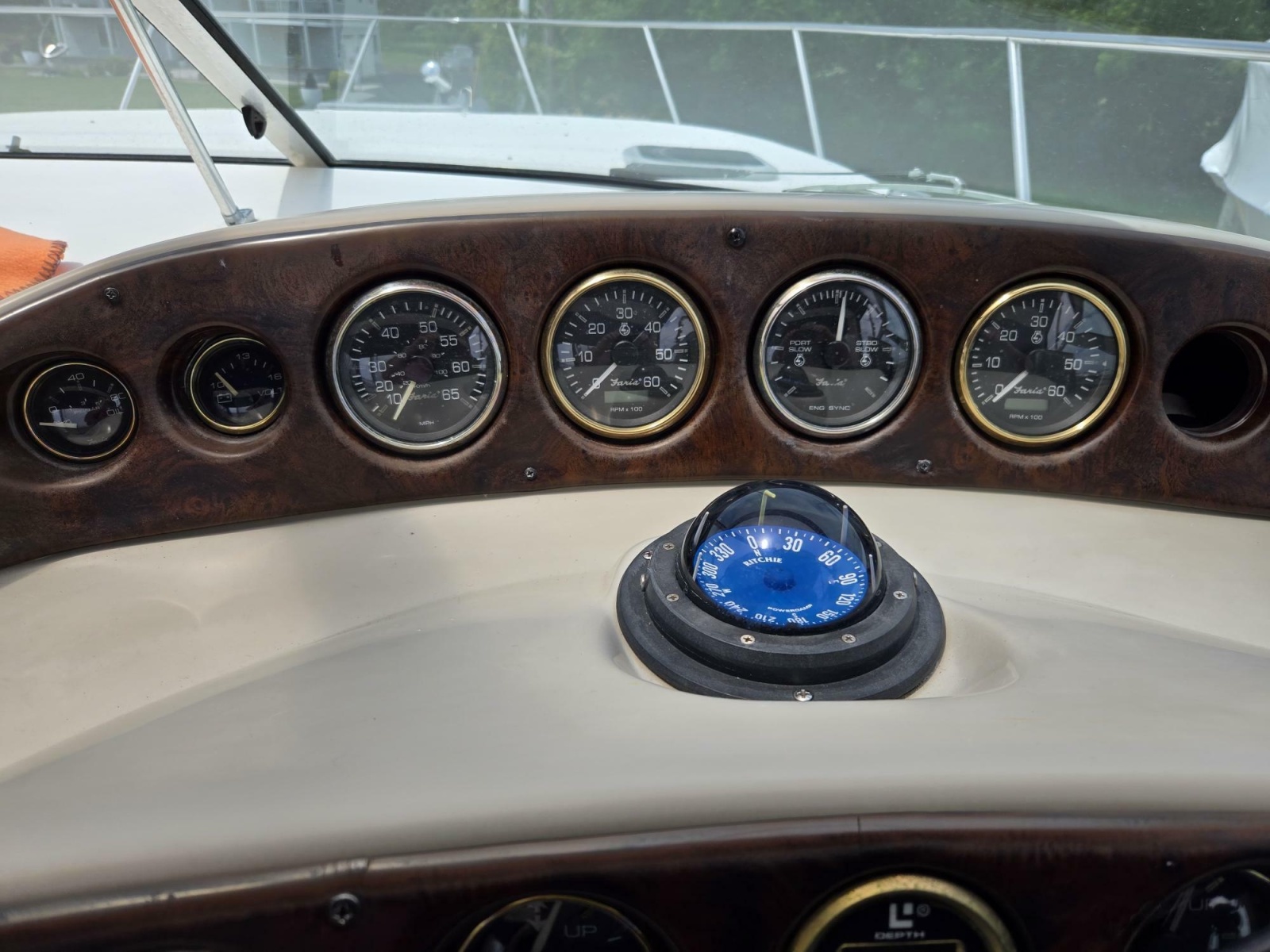 1999 Rinker 330 Fiesta Vee