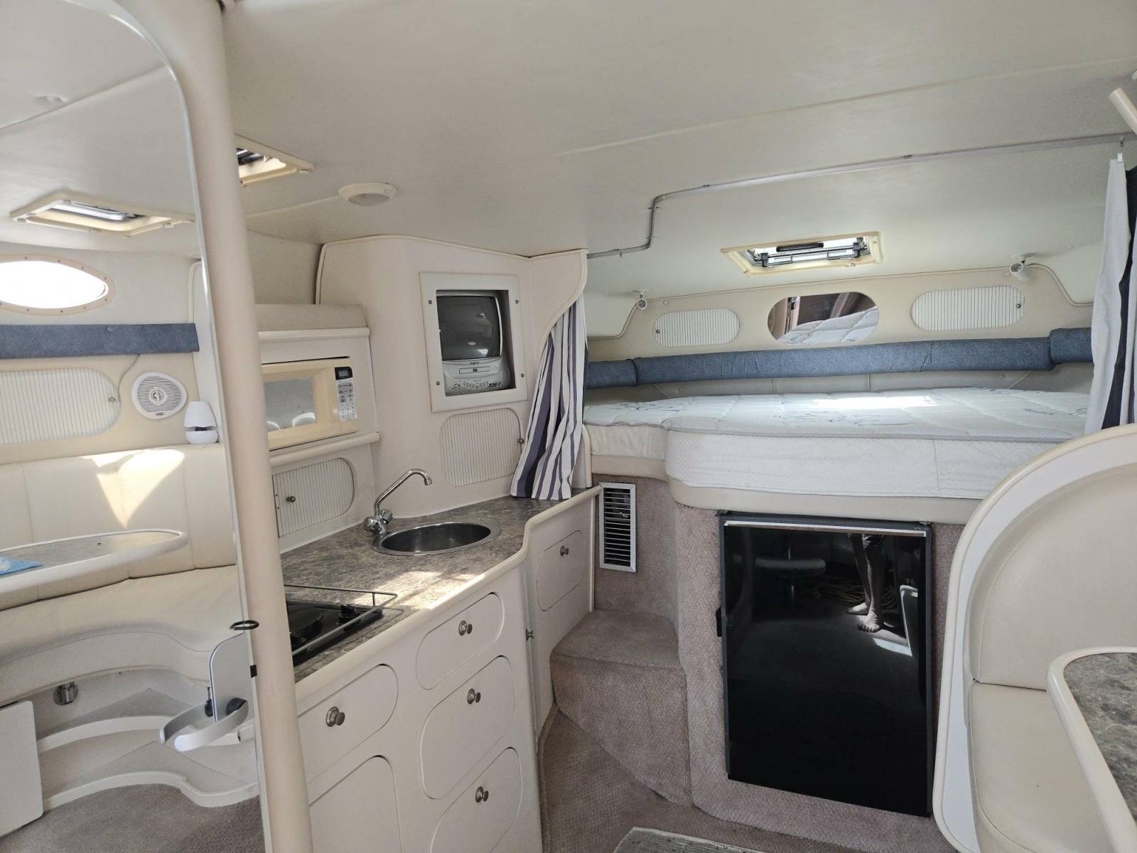 1999 Rinker 330 Fiesta Vee