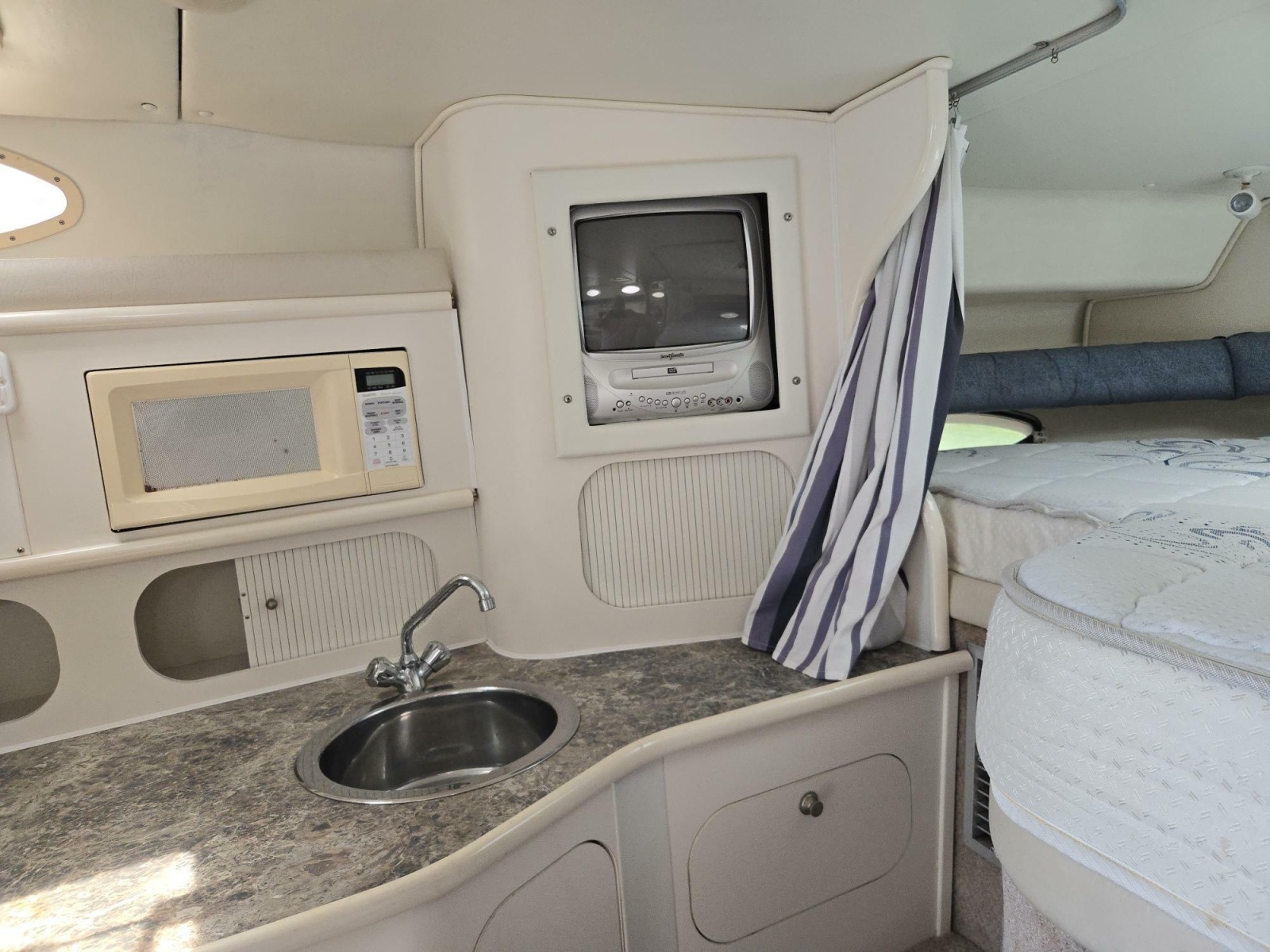 1999 Rinker 330 Fiesta Vee