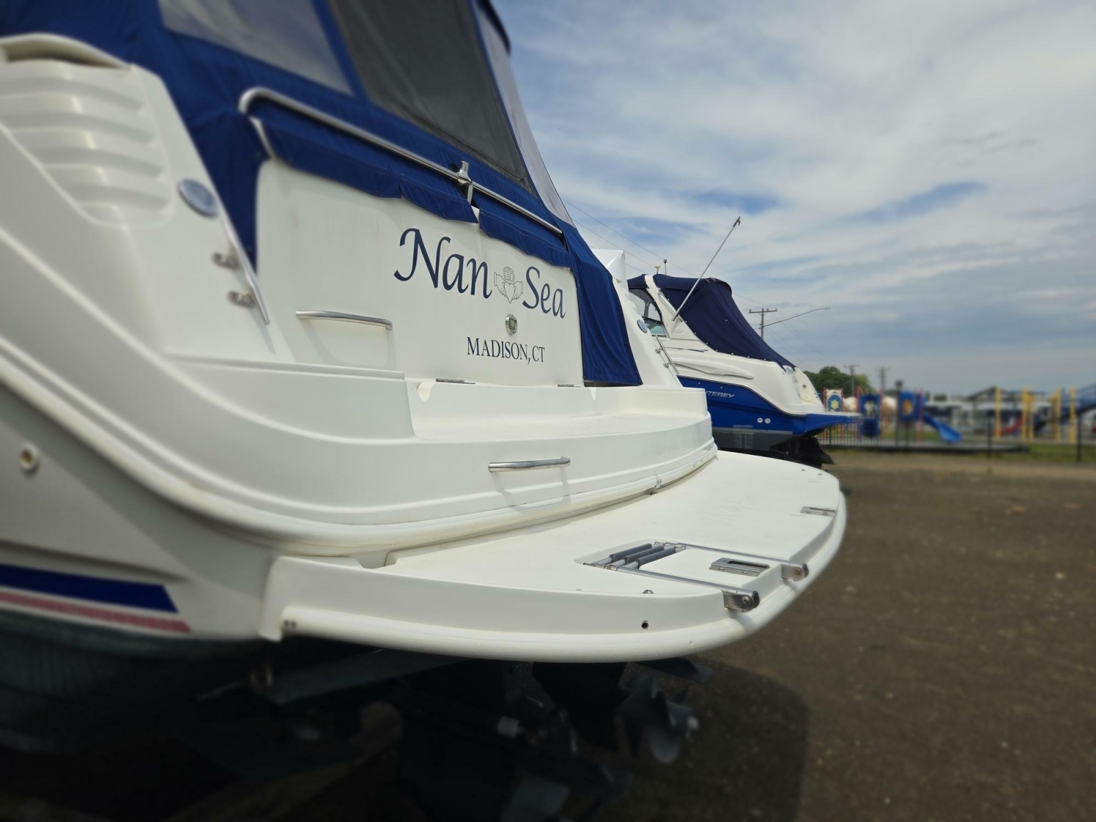 1999 Rinker 330 Fiesta Vee