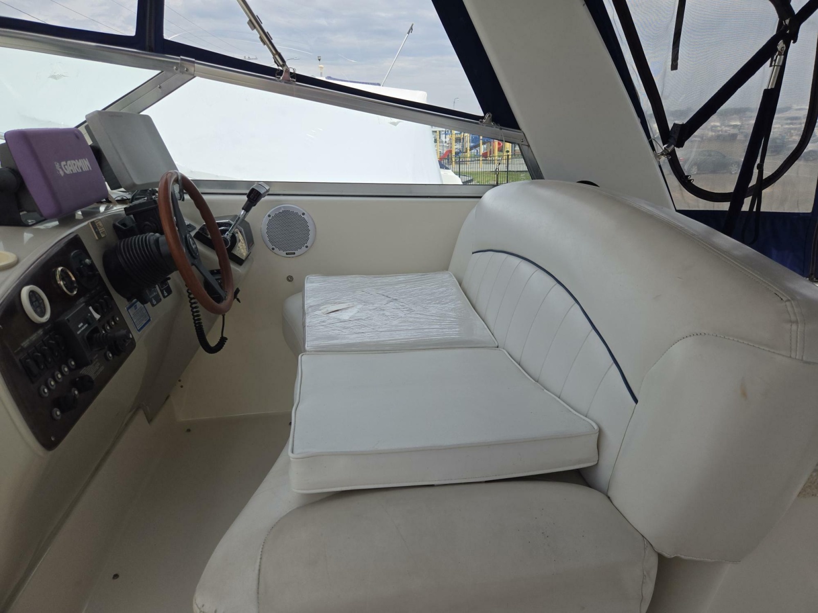 1999 Rinker 330 Fiesta Vee